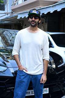 Kartik Aaryan spotted at Juhu