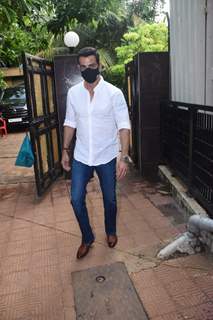 Ronit Roy spotted at Sudhir Mishra house for prayer meet