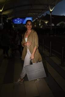 Kiara Advani spotted at Mumbai airport