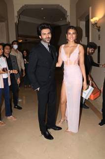 Kartik Aaryan poses with Kriti Sanon to paparazzi at an award function