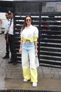 Kiara Advani spotted at the Kalina airport leaving for Pune to promote the film Jugjugg Jeeyo