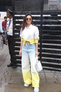  Kiara Advani spotted at the Kalina airport leaving for Pune to promote the film Jugjugg Jeeyo