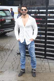 Varun Dhawan spotted at the Kalina airport leaving for Pune to promote the film Jugjugg Jeeyo