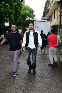 Varun Dhawan snapped on sets of DID Lil Masters to promote her film Jugjugg Jeeyo