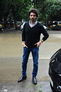 Kartik Aaryan spotted at Bandra 