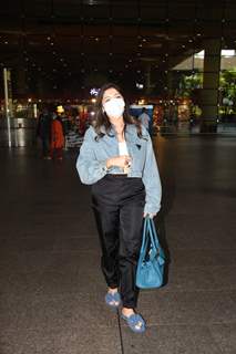 Kanika Kapoor spotted at Mumbai airport