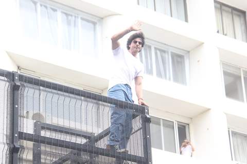 Shah Rukh Khan wishes fans outside Mannat in Bandra on the occassion of Eid