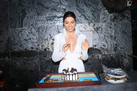 Elnaaz Norouzi celebrates her birthday with paparazzi in Mumbai