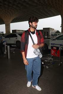 Sunny Kaushal spotted at Mumbai airport