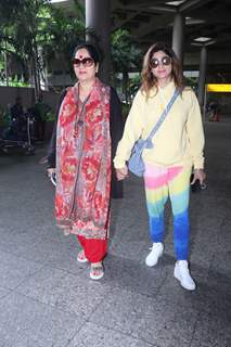 Shamita Shetty spotted with mom at the mumbai airport 