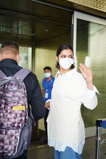 Deepika Padukone snapped at the Mumbai airport 