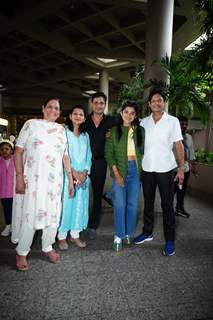 Kanika Mann poses with family at the Mumbai airport