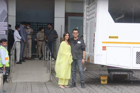 Vaani Kapoor poses with Karan Malhotra spotted at the Kalina airport