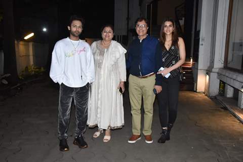 Kriti Sanon poses with Stebin Ben and her family in Bandra