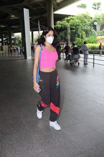  Janhvi Kapoor snapped at the Mumbai airport 