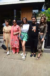 Shilpa Shetty, Shamita Shetty, Rajiv Adatia, Akanksha Malhotra in Bandra 