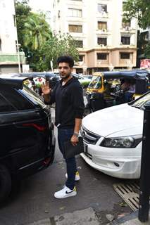 Karan Kundrra spotted in Bandra 