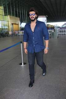 Arjun Kapoor look dashing in navy blue shirt with black denim jeans 