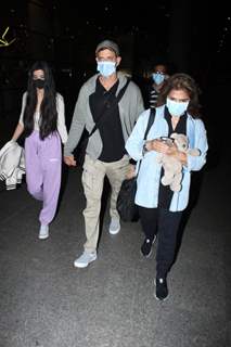 Hrithik Roshan and Saba Azad get papped at the airport