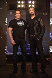 Salam Khan and Kiccha Sudeep twinned in black at the press conference of Vikrant Rona.  Salman kept it casual in a Being Human t-shirt and black denims while Kiccha Sudeep opted for a black jacket, t-shirt and trousers.