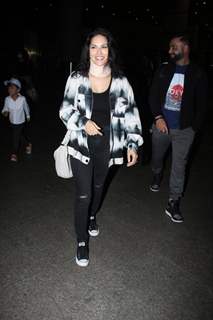 Sunny Leone spotted at the Mumbai airport 