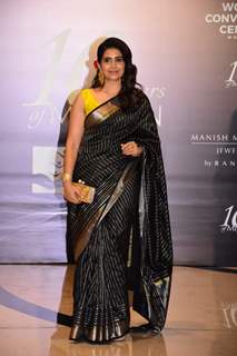Sonali Kulkarni grace the red carpet of Manish Malhotra’s Mijwan Couture show