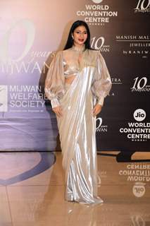Tanishaa Mukerji grace the red carpet of Manish Malhotra’s Mijwan Couture show in an ivory metallic saree