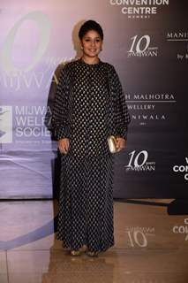 Sunidhi Chauhan grace the red carpet of Manish Malhotra’s Mijwan Couture show