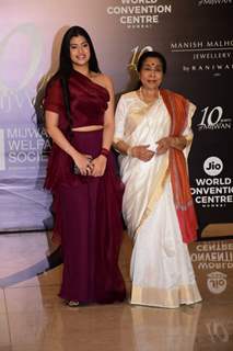 Asha Bhosle grace the red carpet of Manish Malhotra’s Mijwan Couture show