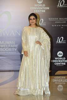 Raveena Tandon graced the red carpet of Manish Malhotra’s Mijwan Couture show in a white and gold ethnic attire