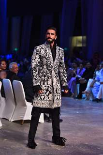 Ranveer Singh grace the red carpet of Manish Malhotra’s Mijwan Couture show