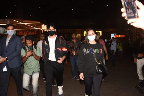 Sidharth Malhotra and Kiara Advani spotted at the Mumbai airport 