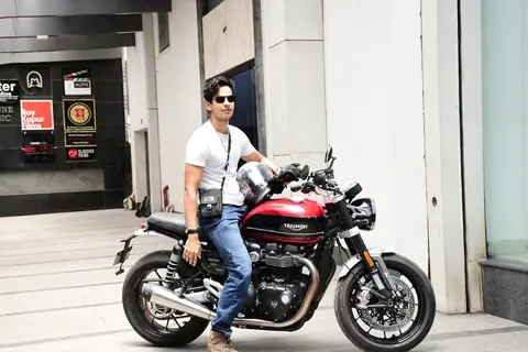 Ishaan Khatter snapped at Siddharth Roy Kapur’s office in Khar 