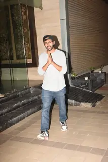 Kartik Aaryan spotted in the city