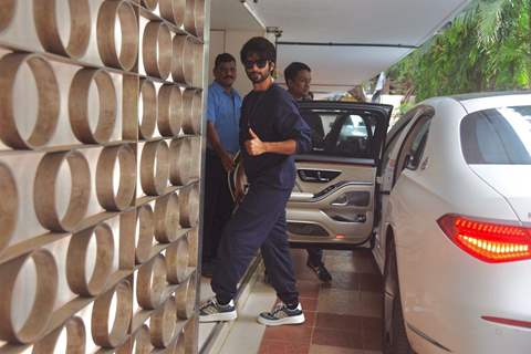 Shahid Kapoor spotted in Khar