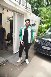 Karan Kundrra spotted in Juhu