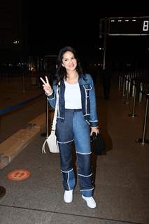 Sunny Leone spotted at the Mumbai airport