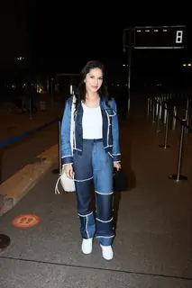 Sunny Leone spotted at the Mumbai airport