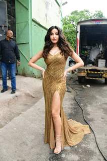 Nora Fatehi spotted on the sets of Jhalak Dikhhla Jaa in a thigh, high slit golden gown