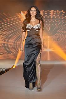 Esha Gupta attends the Wacoal Fashion show in Bandra
