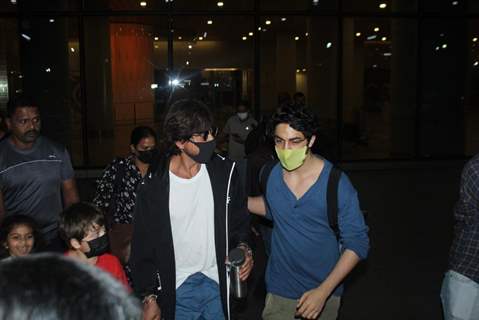 Shah Rukh Khan spotted with son Aryan Khan at the Mumbai airport 