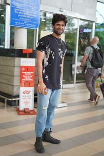 Vijay Deverakonda snapped at the Mumbai airport 