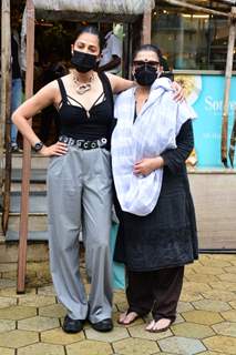 Shruti Haasan spotted with her mother in Bandra