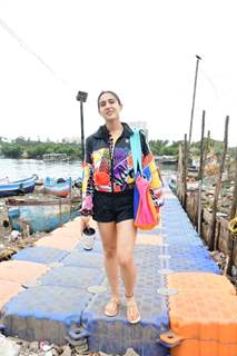 Sara Ali Khan spotted at Versova jetty