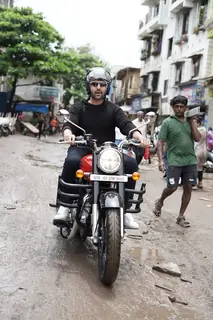Kartik Aaryan spotted at Varsova Jetty