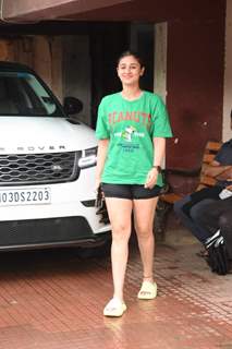 Dhvani Bhanushali spotted in Santacruz