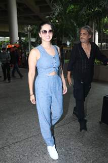 Sunny Leone spotted at the Mumbai airport
