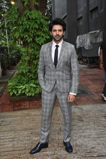 Kartik Aaryan spotted in Khar