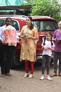 Isha Koppikar welcome Ganpati Bappa home 