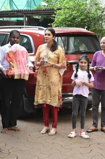 Isha Koppikar welcome Ganpati Bappa home 